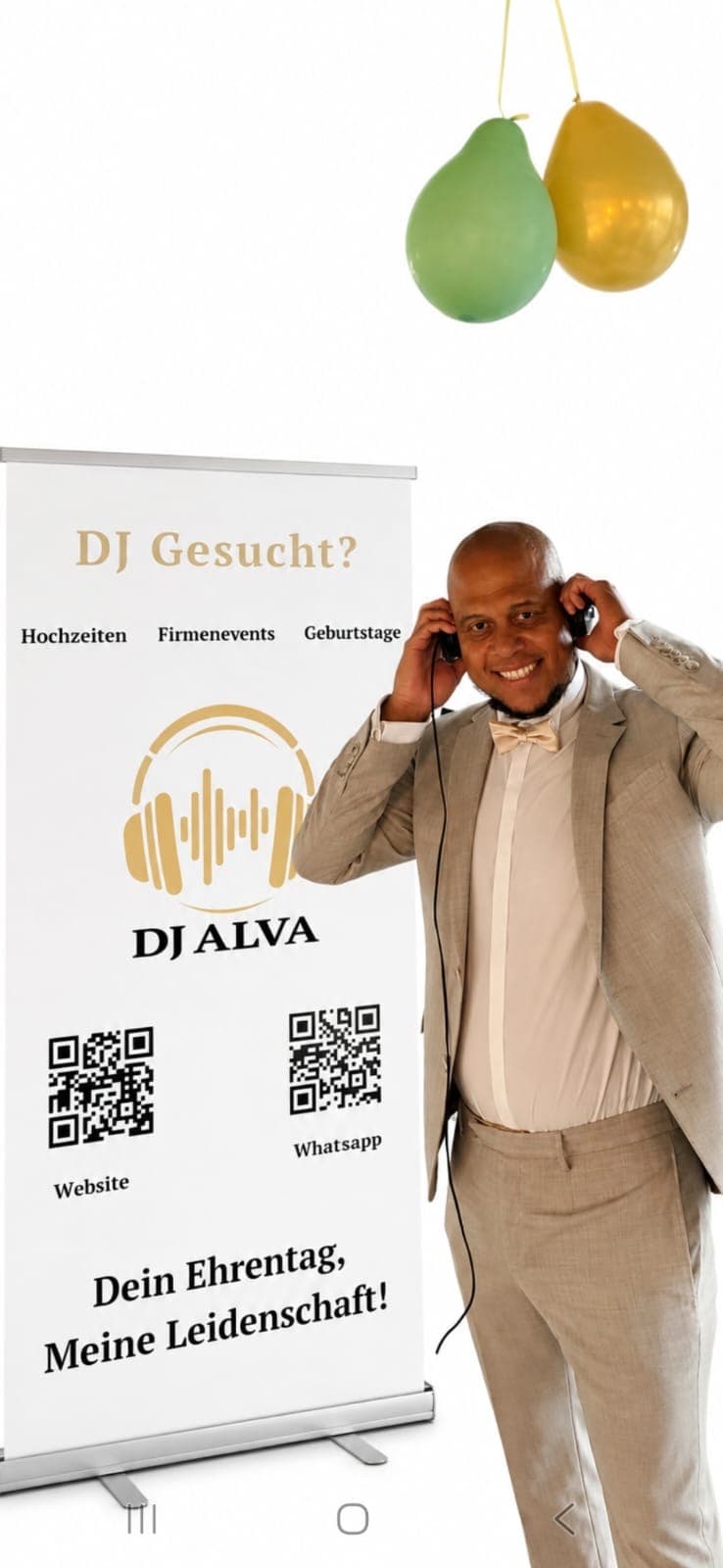 DJ Alva mit Kopfhörern neben seinem DJ-Alva-Aufsteller