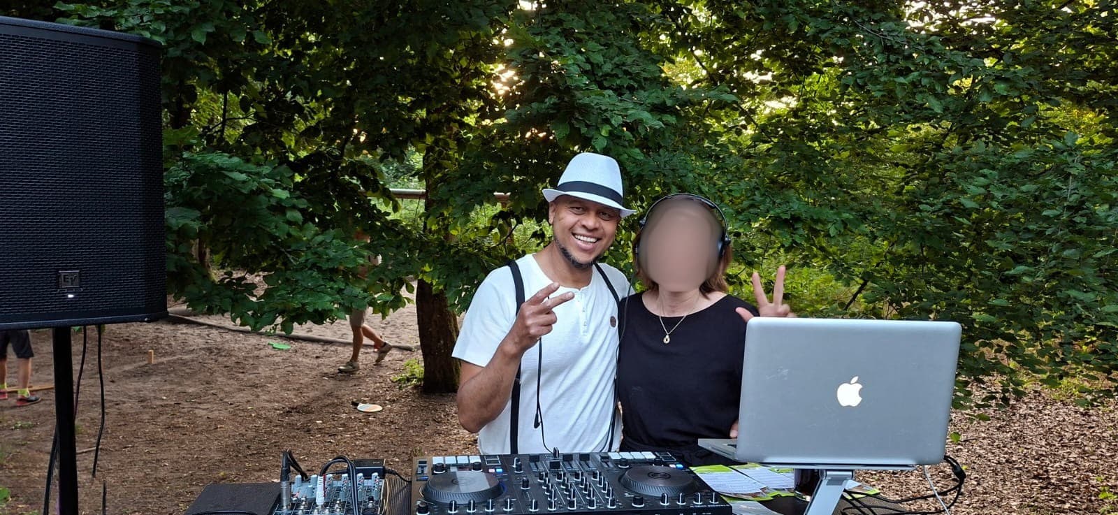 DJ Alva an einem DJ-Setup bei einer Outdoor-Veranstaltung
